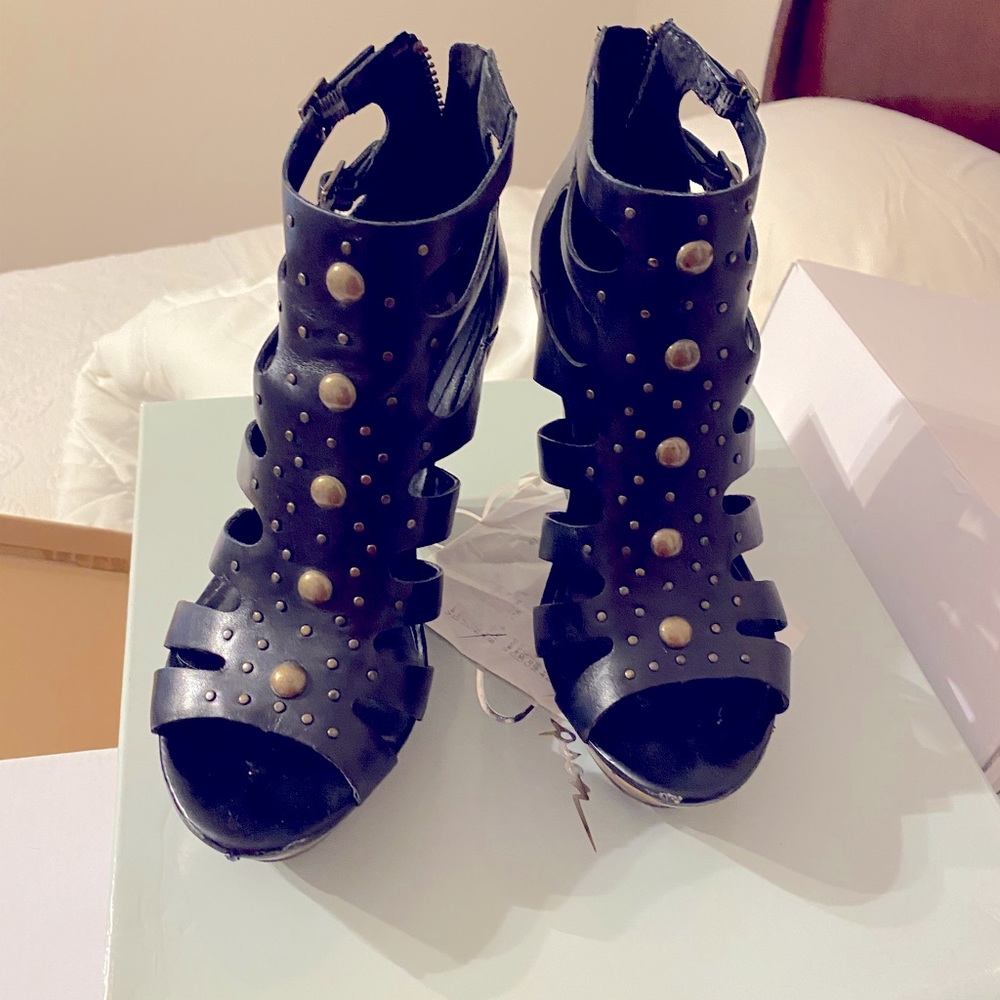 Jessica Simpson platforms